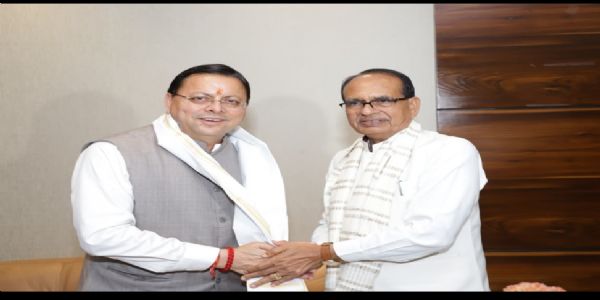 नई दिल्ली में सोमवार को केंद्रीय मंत्री शिवराज सिंह चौहान से मुलाकात करते उत्तराखंड के मुख्यमंत्री पुष्कर सिंह धामी।