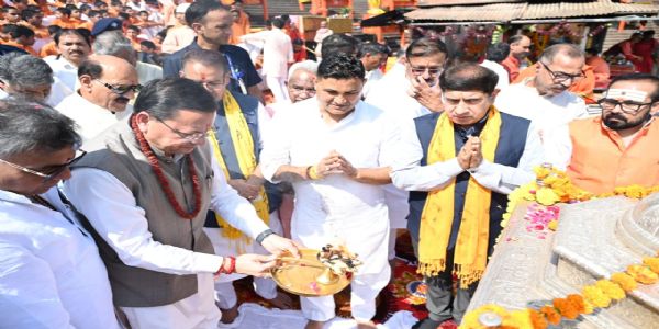 मंत्रिमंडलीय सहयोगियों के साथ गंगा आरती करते मुख्यमंत्री मंत्रिमंडलीय सहयोगियों के साथ गंगा आरती करते मुख्यमंत्री
