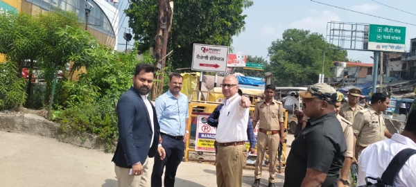 निरीक्षण के दौरान नगर आयुक्त अर्पित उपाध्याय व अन्य