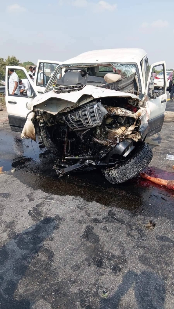कन्नौज: पूर्व सांसद सुब्रत पाठक की स्कॉर्ट गाड़ी भीषण हादसे का शिकार