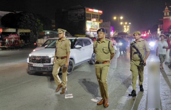 फोटो कैप्शन: आगामी त्योहारों के मद्देनजर गोरखनाथ क्षेत्र में पैदल गश्त कर सुरक्षा व्यवस्था का जायजा लेते वरिष्ठ पुलिस अधीक्षक गोरखपुर एवं अन्य पुलिस अधिकारी।