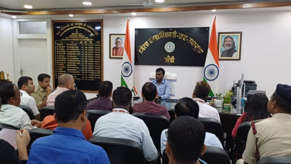बैठक में डीसी सहित अन्य बैठक में डीसी सहित अन्य