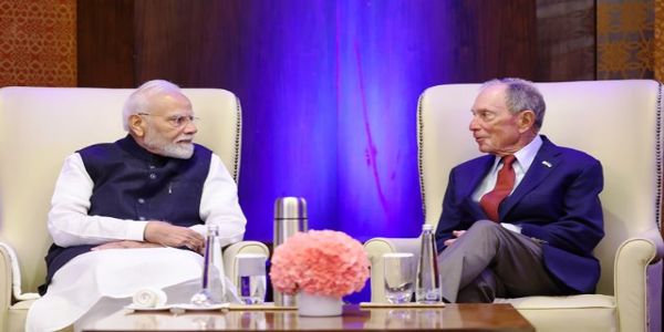 प्रधानमंत्री नरेन्द्र मोदी और ब्लूमबर्ग के संस्थापक माइकल ब्लूमबर्ग मंगलवार को नई दिल्ली में एक मुलाकात के दौरान प्रधानमंत्री नरेन्द्र मोदी और ब्लूमबर्ग के संस्थापक माइकल ब्लूमबर्ग मंगलवार को नई दिल्ली में एक मुलाकात के दौरान