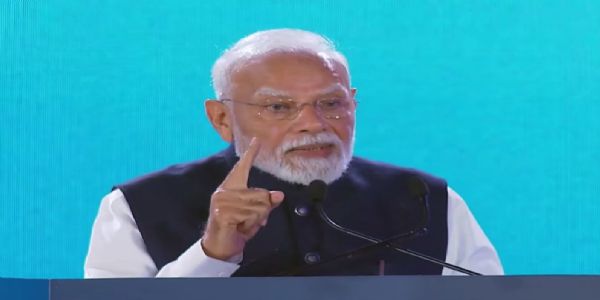 प्रधानमंत्री कार्यक्रम को संबोधित करते हुए प्रधानमंत्री कार्यक्रम को संबोधित करते हुए