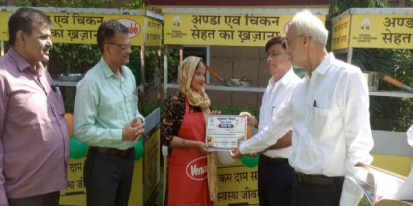 लाभार्थी को कार्ट सौपते सीडीओ लाभार्थी को कार्ट सौपते सीडीओ