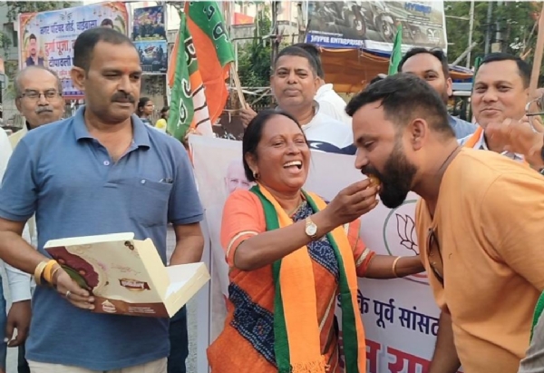 भाजपा द्वारा एक दूसरे को मीठा खिलाते
