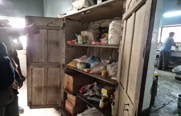 देहरादून के करणपुर स्थित दून क्लब के हांडी रेस्टोरेंट में निरीक्षण के दौरान खाद्य सुरक्षा एवं औषधि प्रशासन और जिला विधिक सेवा प्राधिकरण की संयुक्त टीम। देहरादून के करणपुर स्थित दून क्लब के हांडी रेस्टोरेंट में निरीक्षण के दौरान खाद्य सुरक्षा एवं औषधि प्रशासन और जिला विधिक सेवा प्राधिकरण की संयुक्त टीम।