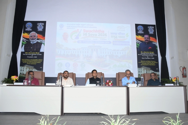 कार्यक्रम को संबोधित करते टाटानगर के एरिया रेलवे मैनेजर नीतीश कुमार कार्यक्रम को संबोधित करते टाटानगर के एरिया रेलवे मैनेजर नीतीश कुमार