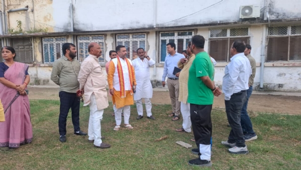 मुख्यमंत्री कार्यक्रम स्थल का निरीक्षण करते हुए भाजपा के पदाधिकारियों का छाया चित्र मुख्यमंत्री कार्यक्रम स्थल का निरीक्षण करते हुए भाजपा के पदाधिकारियों का छाया चित्र