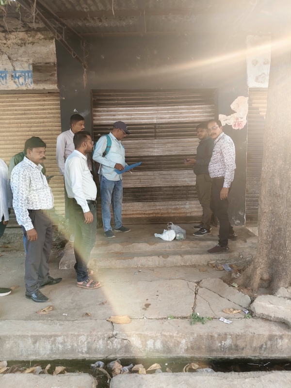 सीलिंग की कार्रवाई करती हुई नगर निगम की टीम। सीलिंग की कार्रवाई करती हुई नगर निगम की टीम।