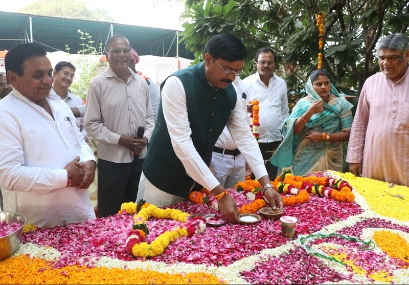 किशोर कुमार की पुण्य स्मृति में मंत्री लोधी ने किया माल्यार्पण, लगाया दूध-जलेबी का भोग किशोर कुमार की पुण्य स्मृति में मंत्री लोधी ने किया माल्यार्पण, लगाया दूध-जलेबी का भोग