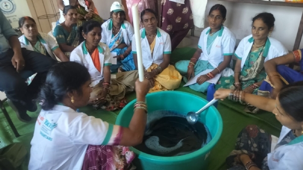 उत्पाद तैयार करती हुई महिलाएं। उत्पाद तैयार करती हुई महिलाएं।