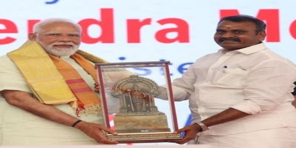एल मुरुगन प्रधानमंत्री के साथ (फाइल फोटो)