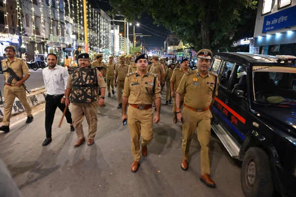 निरीक्षण करते हुए