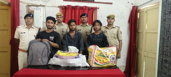 गिरफ्तार तीन शराब तस्करों का छाया चित्र गिरफ्तार तीन शराब तस्करों का छाया चित्र
