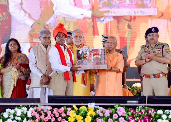 बरेली में ग्राम प्रहरी को सम्मानित करते मुख्यमंत्री योगी आदित्यनाथ। साथ में जनप्रतिनिधि व पुलिस अधिकारी मौजूद रहे।