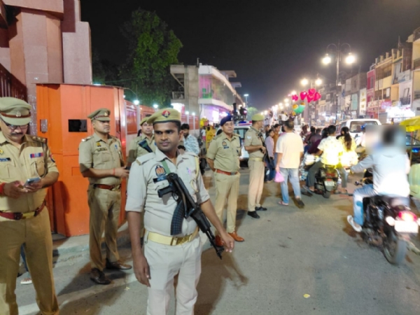 फोटो कैप्शन: आगामी त्योहारों के मद्देनजर गोरखनाथ क्षेत्र में पैदल गश्त कर सुरक्षा व्यवस्था का जायजा लेते वरिष्ठ पुलिस अधीक्षक गोरखपुर एवं अन्य पुलिस अधिकारी।