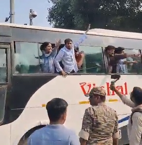 कनॉट प्लेस पर एनएसयूआई के कार्यकर्ता हिरासत में। कनॉट प्लेस पर एनएसयूआई के कार्यकर्ता हिरासत में।