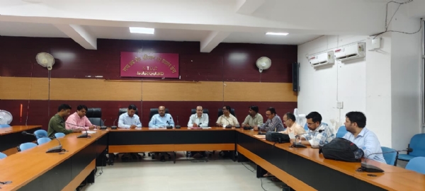 बैठक में शामिल अधिकारी पदाधिकारियों सहित अन्य बैठक में शामिल अधिकारी पदाधिकारियों सहित अन्य