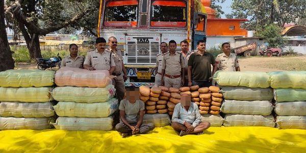 ट्रक से जब्त गांजा और गिरफ्तार आरोपी