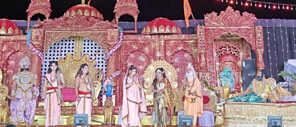 लाइनपार रामलीला मैदान में चल रही रामलीला में मंचन करते कलाकार।