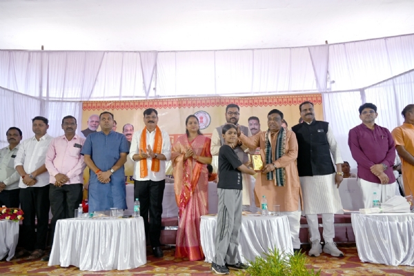जांजगीर-चांपा: युवा उड़ान 2026 कार्यक्रम में प्रतिभावान युवाओं और खिलाड़ियों का हुआ सम्मान, युवा आयोग के अध्यक्ष विश्व विजय सिंह तोमर ने दिया सफलता का मंत्र