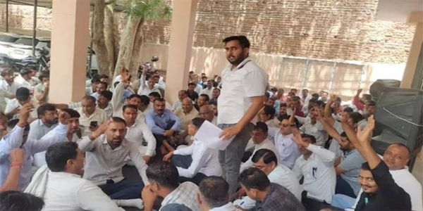 नारनौल में बिजली कर्मचारियों ने रिस्क अलाउंस बढ़ाने की मांग उठाई