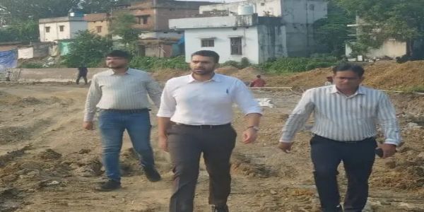 कलेक्टर ने विभिन्न निर्माण कार्यों का किया निरीक्षण