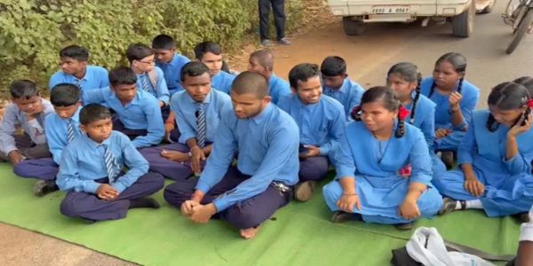 जगदलपुर में दिव्यांग छात्रों ने शिक्षकों की कमी को लेकर किया प्रदर्शन