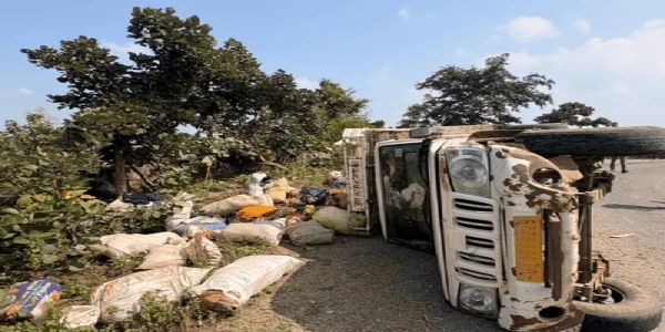 सतना में मजदूरों से भरी पिकअप पलटी, एक की मौत, 25 घायल, मूंगफली तोड़ने जा रहे थे छतरपुर