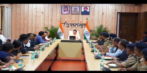 धामी की अध्यक्षता में जिलाधिकारियों और पुलिस अधिकारियों की उच्चस्तरीय बैठक