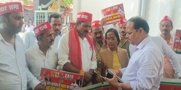 यूपीआई भुगतान पर एमडीआर चार्ज के विरोध में व्यापारियों ने थाली बजाकर किया प्रदर्शन