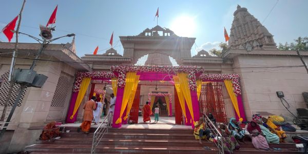 प्रयागराज : मिशन शक्ति अभियान के तहत ललिता देवी मंदिर में महिलाओं को किया जागरूक