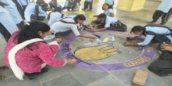 रंगोली में सजा लोकतंत्र का संदेश: छात्राओं ने जगाई मतदाता जागरूकता की अलख