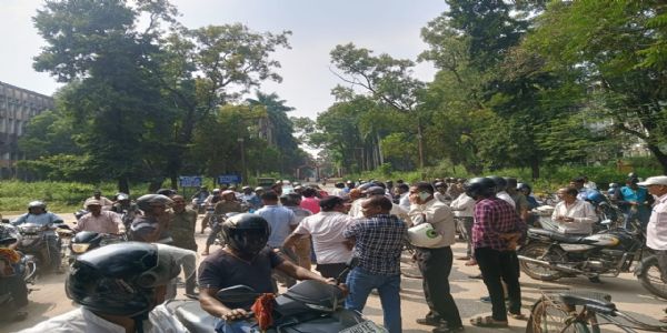 32 महीने के बकाया वेतन को लेकर एचईसी मुख्यालय के समक्ष धरना