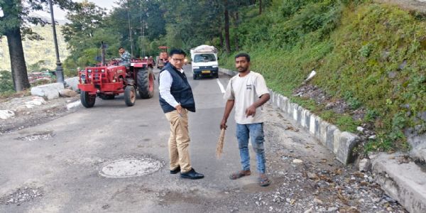 एडीएम नेगी ने किया सड़कों को गड्ढा मुक्त कार्यों का स्थलीय निरीक्षण