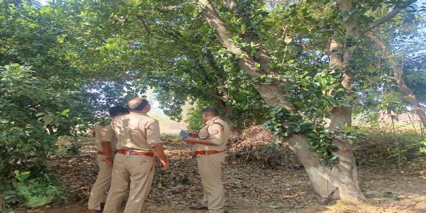 युवक का शव प्रेमिका के घर के पीछे पेड़ से लटका मिला