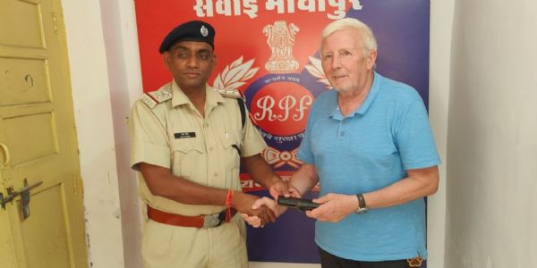 विदेशी पर्यटक ट्रेन में भूल गया 80 हजार का मोबाइल व जरूरी कार्ड, रेलवे ने सुरक्षित लौटाए