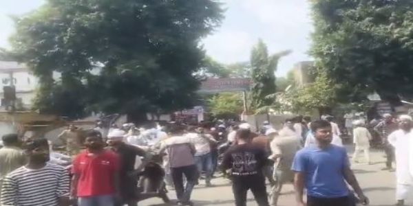 आलमबाग थाना के बाहर शवाें काे रखकर परिवार का हंगामा