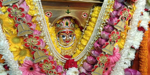 वाराणसी: शारदीय नवरात्र के तीसरे दिन मां चंद्रघंटा के दरबार में उमड़ा आस्था का सैलाब