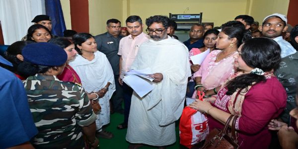 नेमरा में मुख्यमंत्री हेमंत सोरेन ने सुनीं जनता की समस्याएं, निवारण का दिया निर्देश