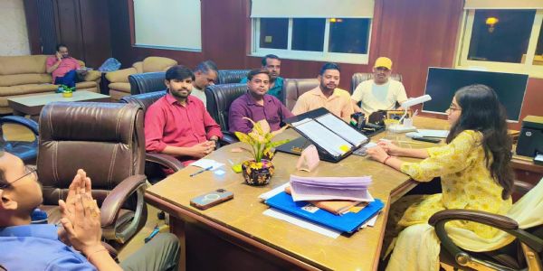 पेयजल विक्रेता संघ की नगर आयुक्त के साथ बैठक, लाइसेंस नवीनीकरण पर बनी सहमति