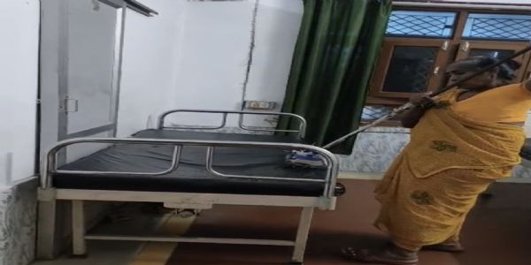 अमेठी के प्राइवेट नर्सिंग होम में फर्श के पोछे से मरीज का बेड साफ करने का वीडियो वायरल, सीएमओ ने दिए जांच के निर्देश