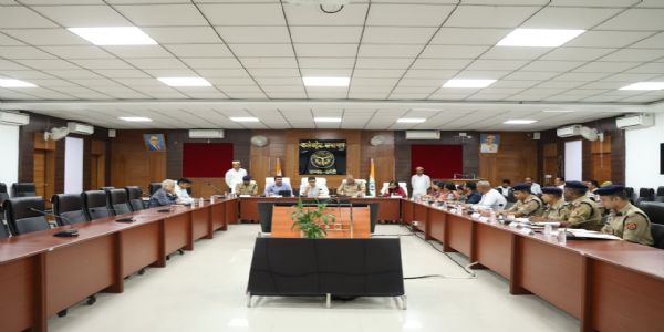 अमेठी : मंडलायुक्त व डीआईजी ने बैठक कर दिए सुरक्षा के निर्देश।