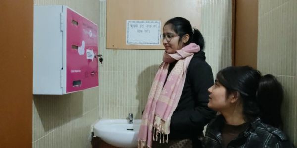 जिले के 723 स्थानों पर स्थापित की सेनेटरी पैड वेंडिंग मशीनें