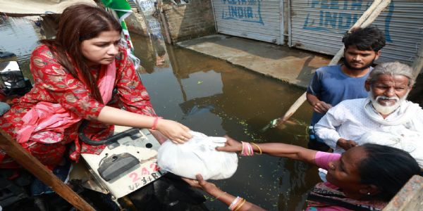 सपा ने बाढ़ प्रभावितों से मिलकर जानी समस्याएं, बांटी राहत सामग्री