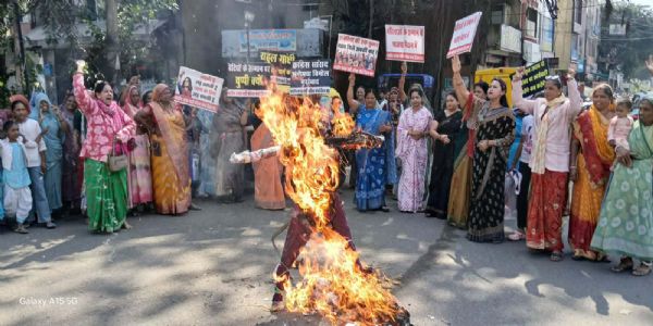 छात्राओं के आरोपों के विरोध में भाजपा महिला मोर्चा ने कांग्रेस सांसद का पुतला फूंका