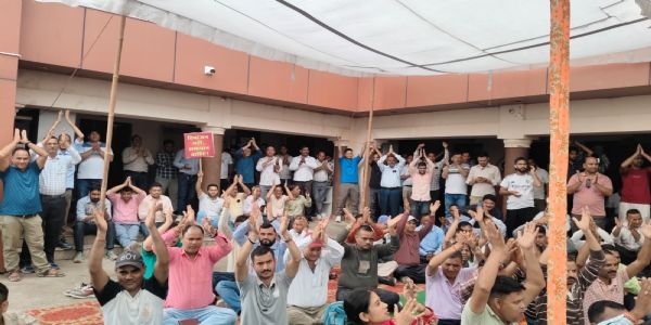 सहकारी समितियों के कार्मिकों की हड़ताल जारी