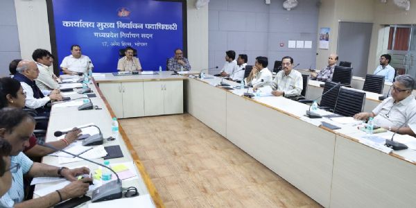 मप्रः मुख्य निर्वाचन पदाधिकारी ने ली राजनीतिक दलों की बैठक, वोटर लिस्ट में नाम जोड़ने के अभियान की दी जानकारी