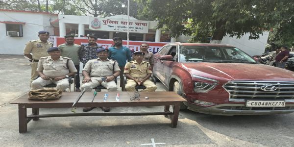 जांजगीर-चांपा: कार में हथियार लेकर घूम रहे 4 संदिग्ध गिरफ्तार, चाकू समेत कई सामान जब्त